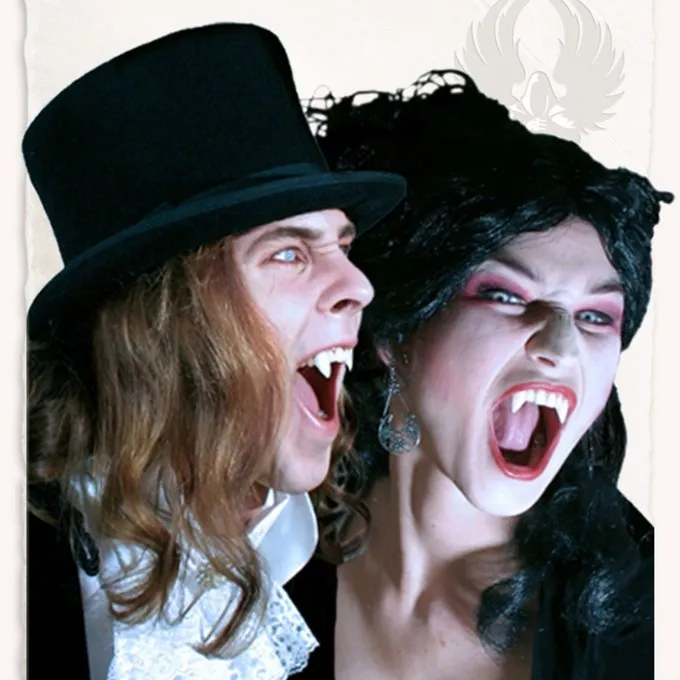 Mytholon Vampir-Zähneklassiker. 1 Mytholon Vampir-Zähneklassiker.